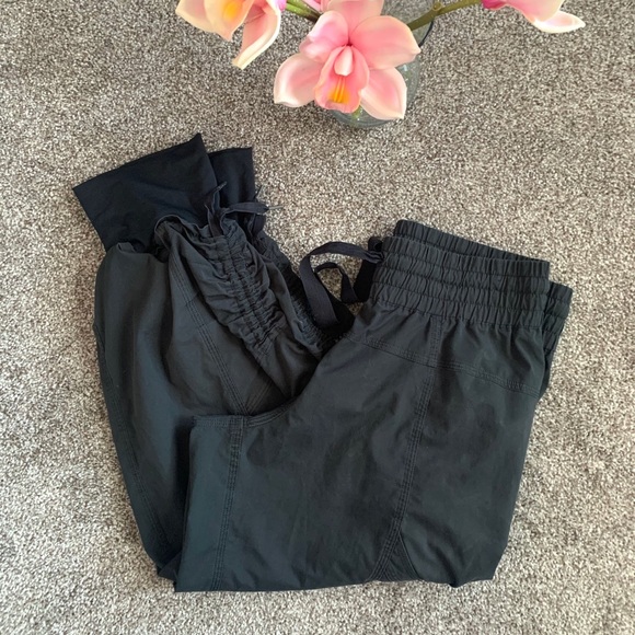 LULULEMON / BLACK CINCHED LEG CROPS - Picture 1 of 5